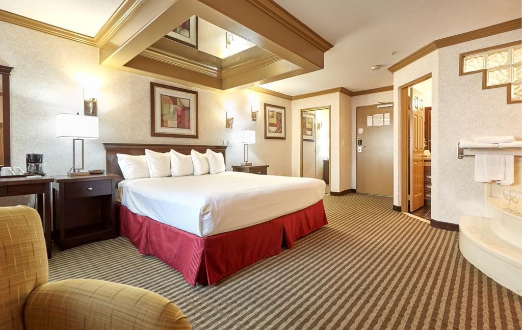 Ramada By Wyndham Abbotsford Exterior foto