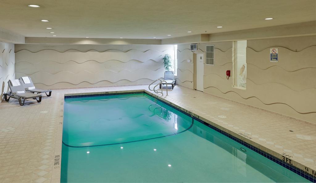 Ramada By Wyndham Abbotsford Exterior foto