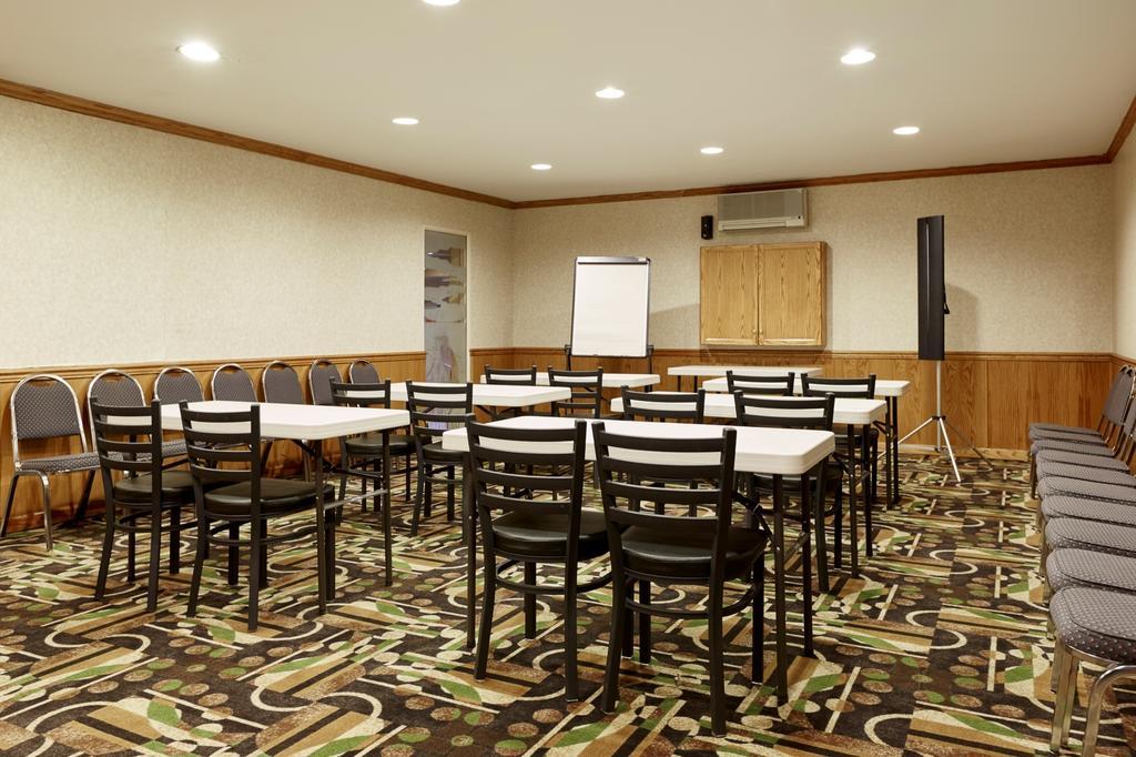 Ramada By Wyndham Abbotsford Exterior foto