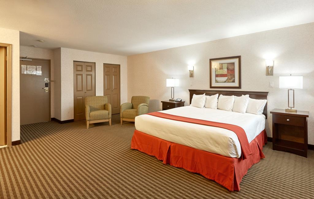 Ramada By Wyndham Abbotsford Exterior foto
