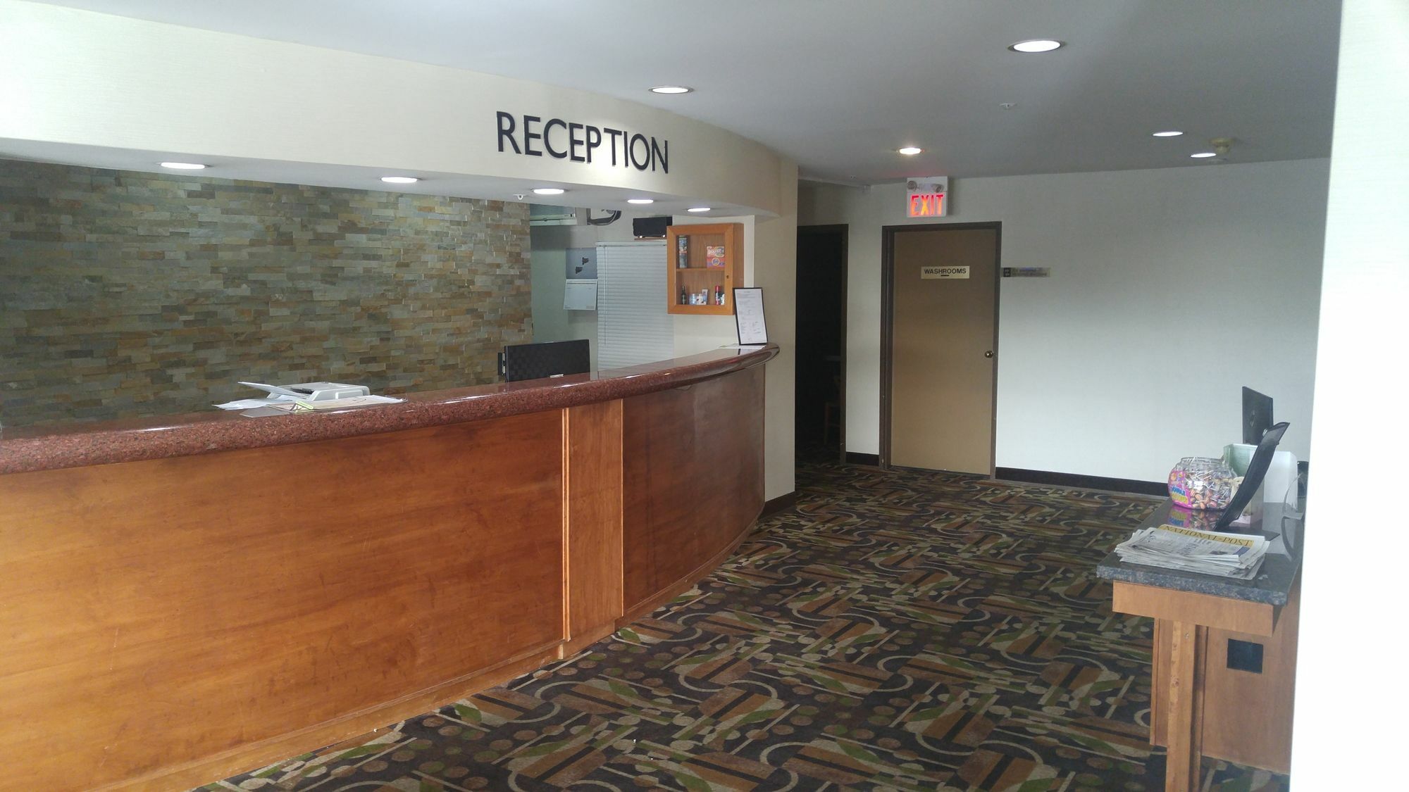 Ramada By Wyndham Abbotsford Exterior foto