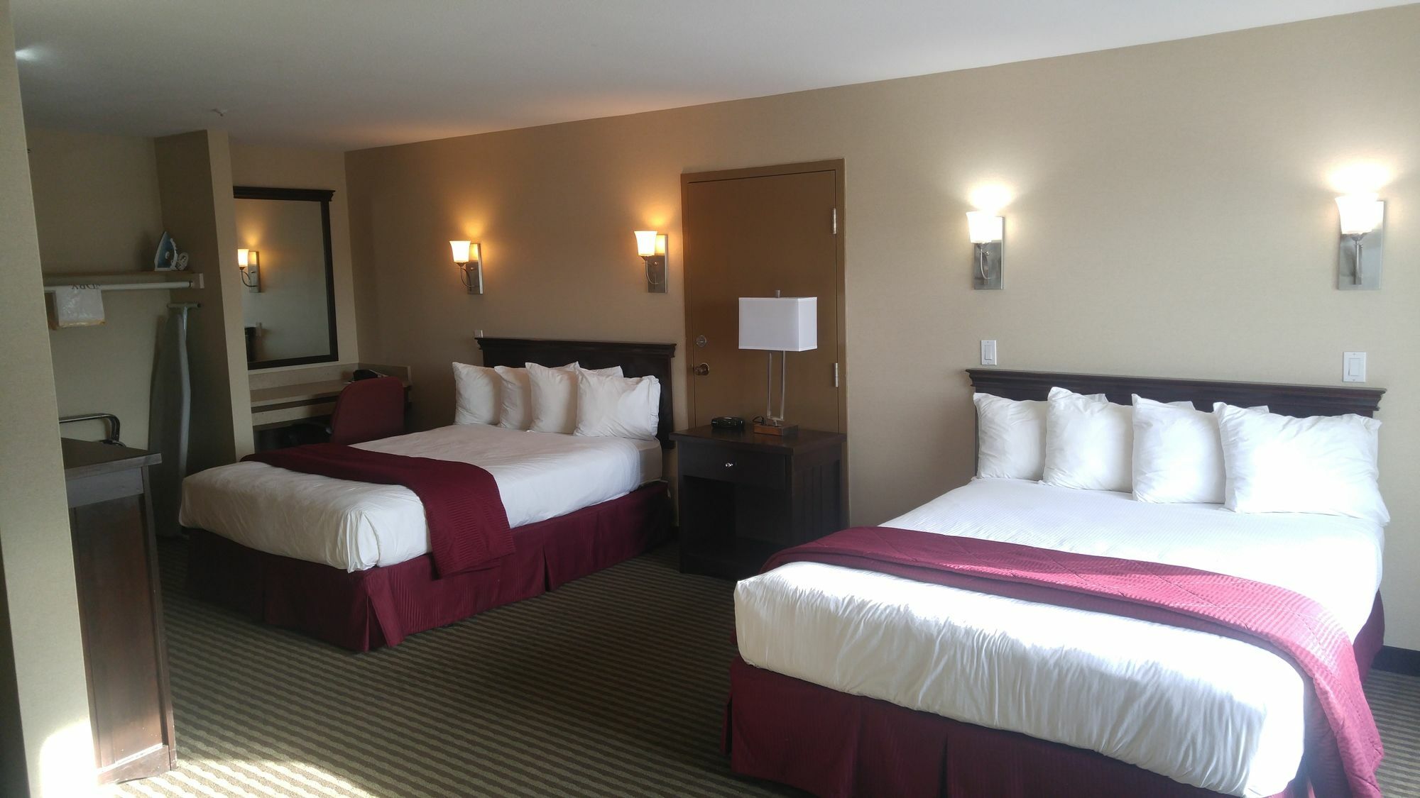 Ramada By Wyndham Abbotsford Exterior foto