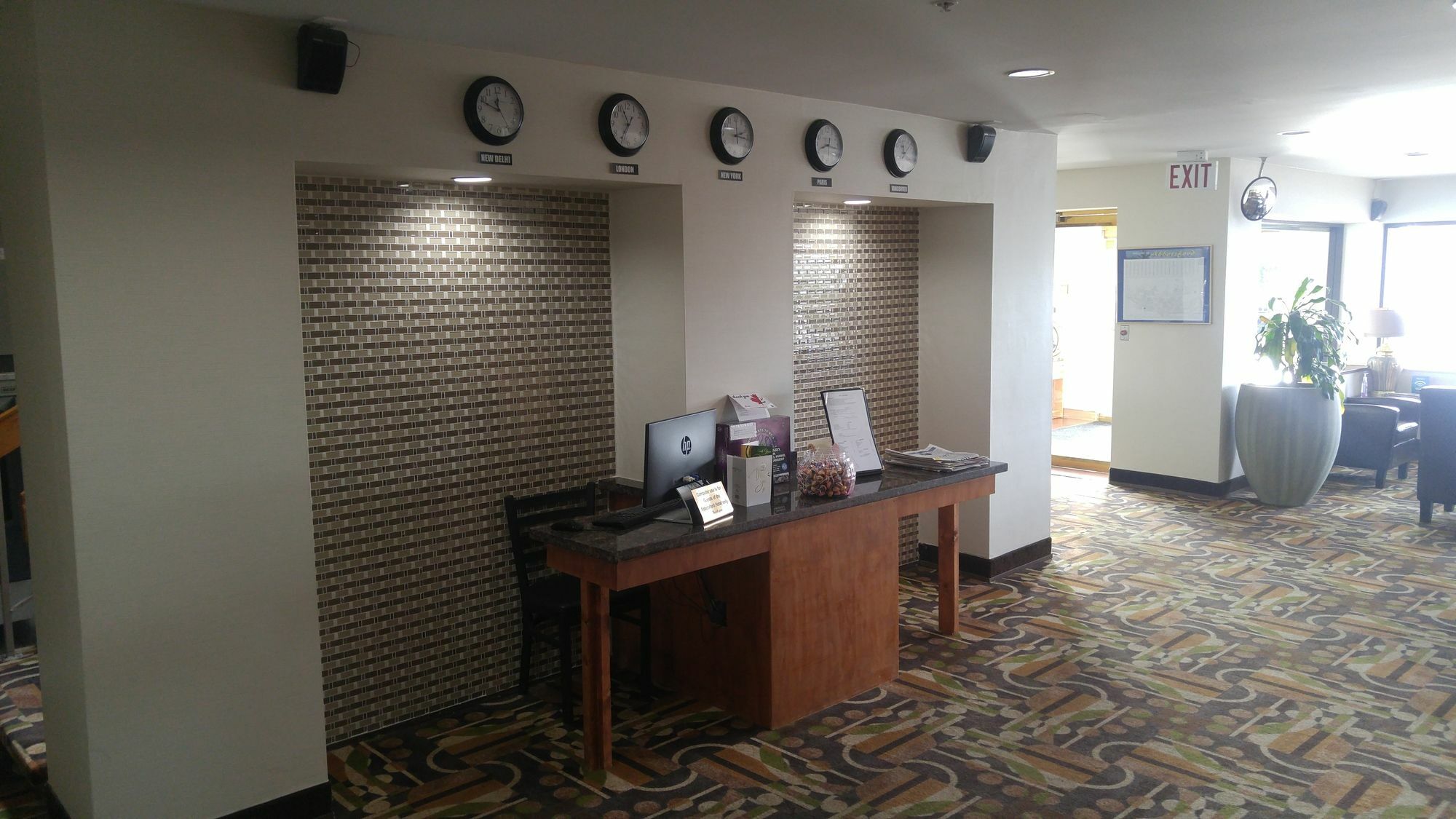 Ramada By Wyndham Abbotsford Exterior foto