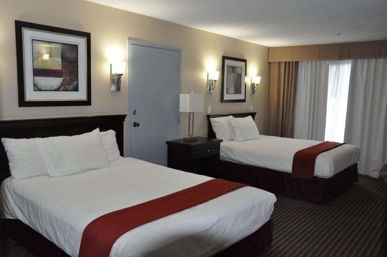 Ramada By Wyndham Abbotsford Exterior foto